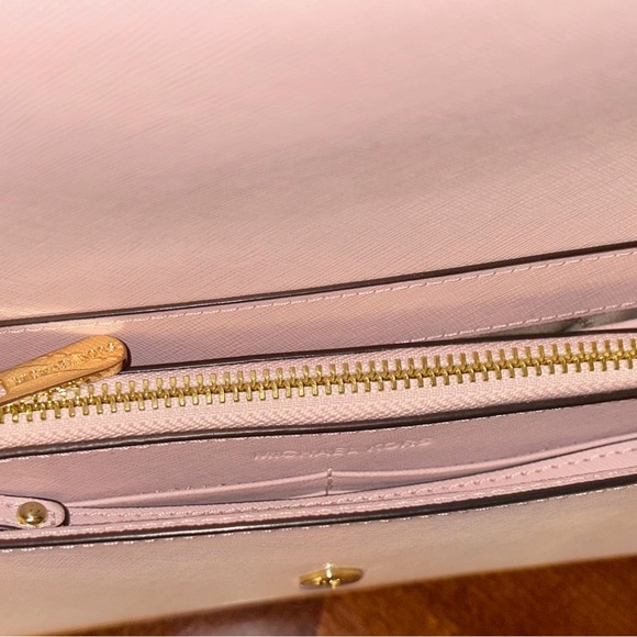 Light pink Micheal Kors Clutch with wallet. - Picture 4 of 8